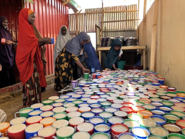 School meals to be served to students at the Mustaqbal Integrated Primary School in Baidoa, Somalia.
